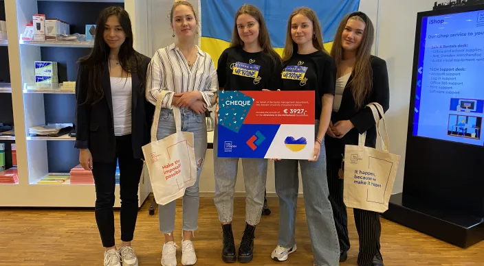 Students-cheque